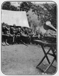 White Mans Magic: The Gramophone Astonishes the Wakonja Natives, från en artikel med titeln To the Mountains of the Moon publicerad i The Graphic 27 oktober 1906